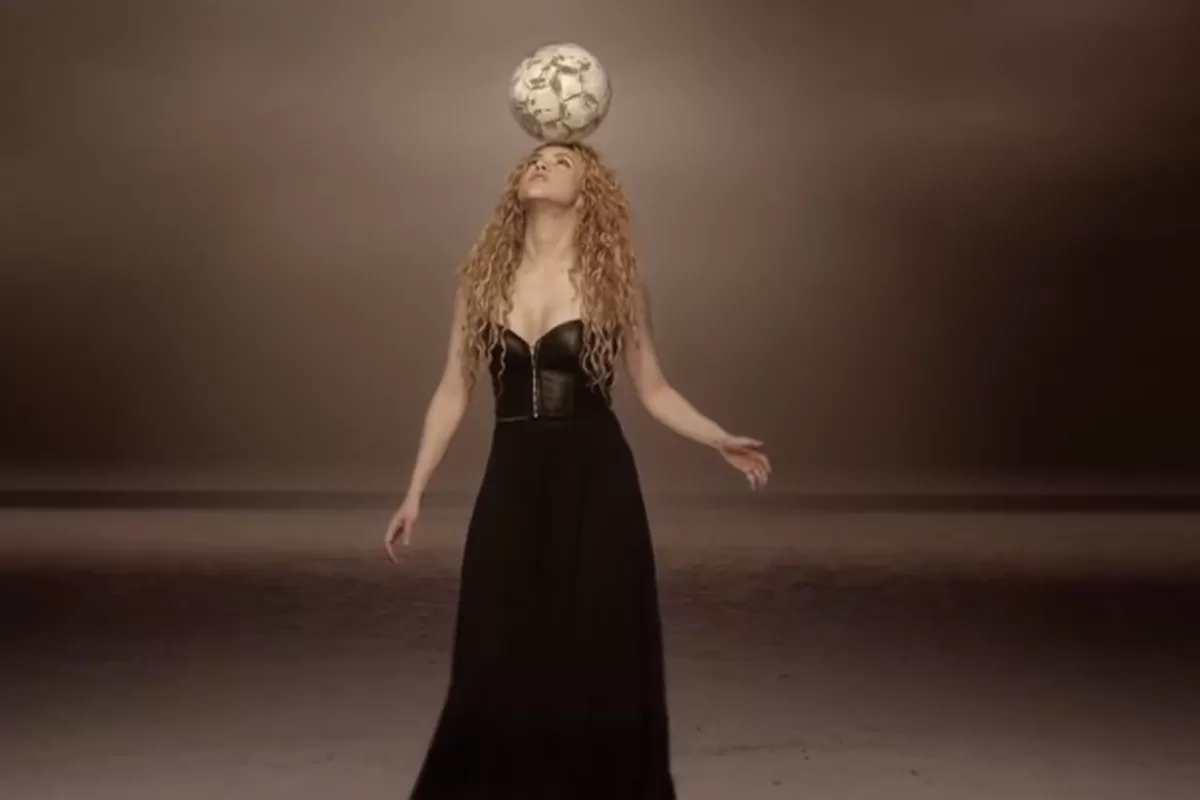 Shakira Conquers The Hearts Of Fashion Experts With Her ‘Rock N Roll ...